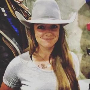 Meet your Posher, Larissa